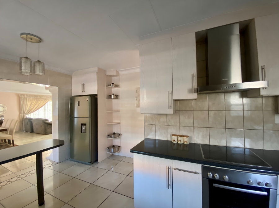 5 Bedroom Property for Sale in Heuwelsig North West